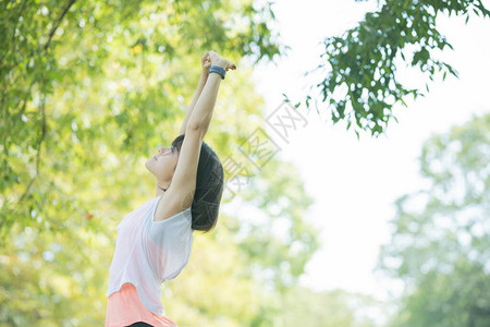 亚洲女人在公园锻炼时深呼吸图片