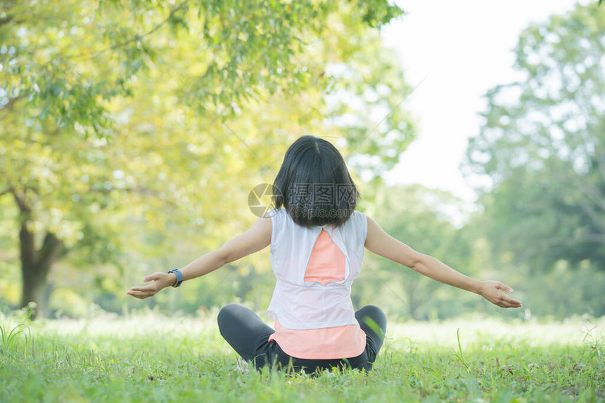 亚洲女人在公园锻炼时深呼吸图片