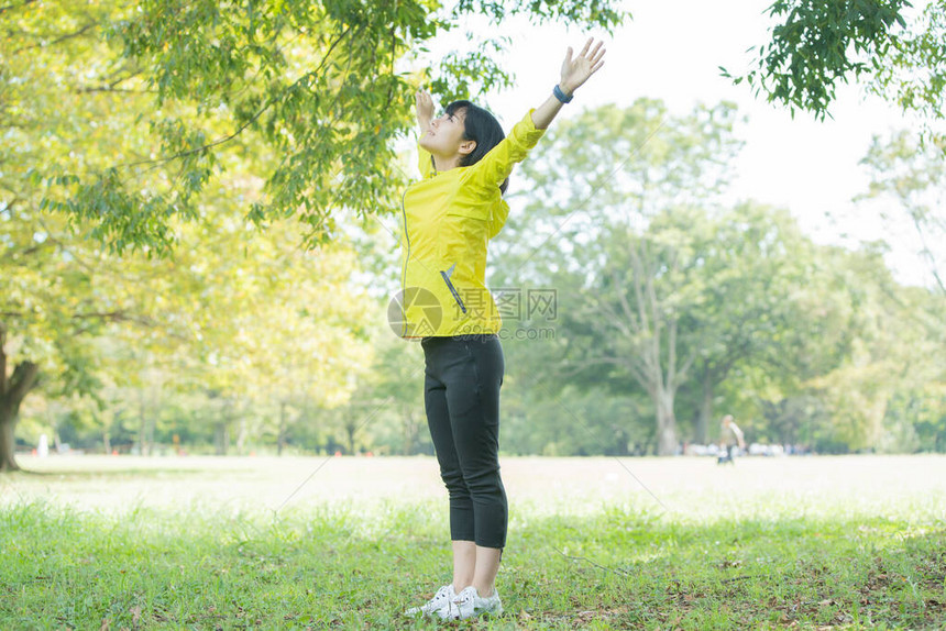 亚洲女人在公园锻炼时深呼吸图片
