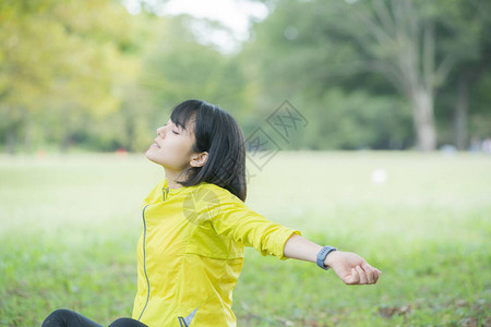 亚洲女人在公园锻炼时深呼吸图片