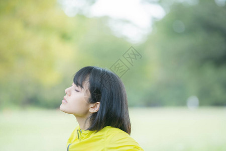 亚洲女人在公园锻炼时深呼吸图片