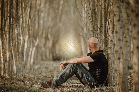 患有忧郁症的坐着男人在一生中经历艰难的创伤精神疲惫焦图片