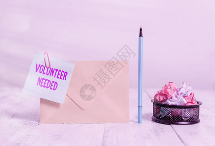写笔记显示需要志愿者寻找帮手无偿或无偿完成任务的商业概念信封便签纸球图片