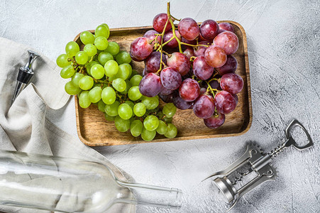 自制酿酒的概念绿色和红色的葡萄酒图片