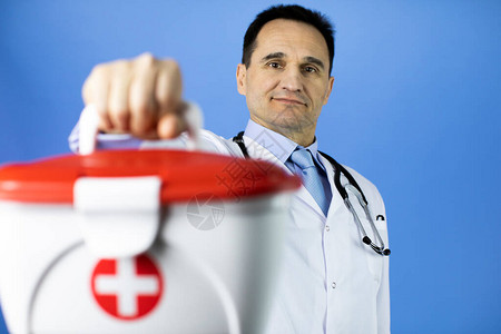 40名男医生持有红十字医疗救助包图片