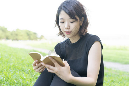 亚裔日语女大学生在公图片