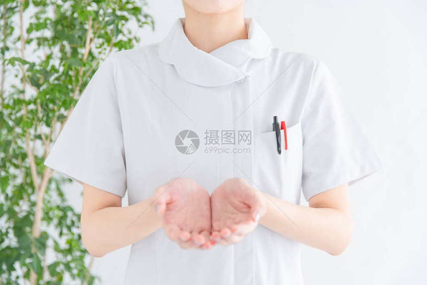 一名亚裔日语女护士的肖像她用手图片