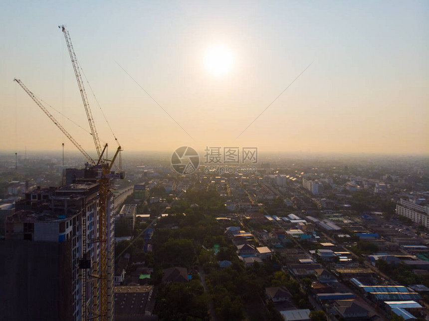 建筑工地建筑起重高升起日落共居区图片