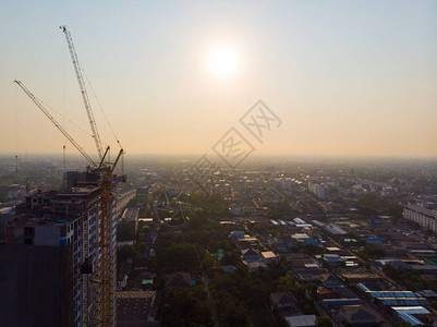 建筑工地建筑起重高升起日落共居区图片