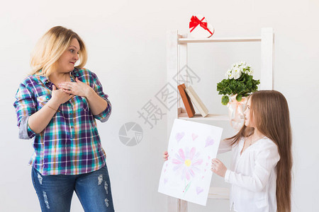 母亲节快乐小女儿祝贺妈并给了她明信片妈和小女孩微笑着拥图片