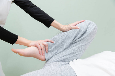 亚洲女执业医师按摩一名女病人的图片