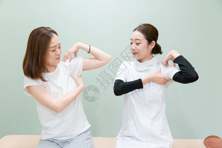 亚洲女执业医师对女病人的肩和图片