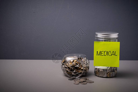 医疗保存概念在纸上贴满一罐硬币的纸张图片