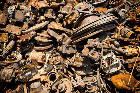 旧的生锈金属废料用过的机器零部件和汽车零件图片
