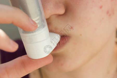 使用哮喘吸入器的少女图片