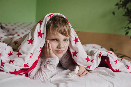 生病的孩子躺在家里的床上被子和咳嗽流感幼儿男孩病普通感冒是一种图片