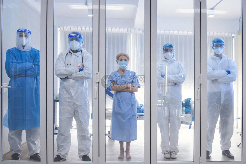 多尔托护士和病人在隔离室里看着冠状covid19的病例感染患者在医院爆发冠状covid图片