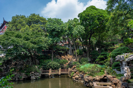上海市中心南京西路静安寺历史悠久背景图片