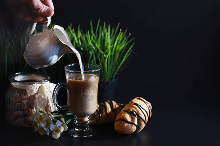 桌上的法式早餐咖啡羊角面包配巧克力和醒酒器配奶油新鲜的糕点和不含图片