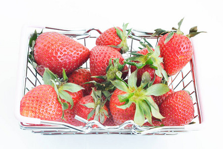 成熟的草莓在小超市的电车图片