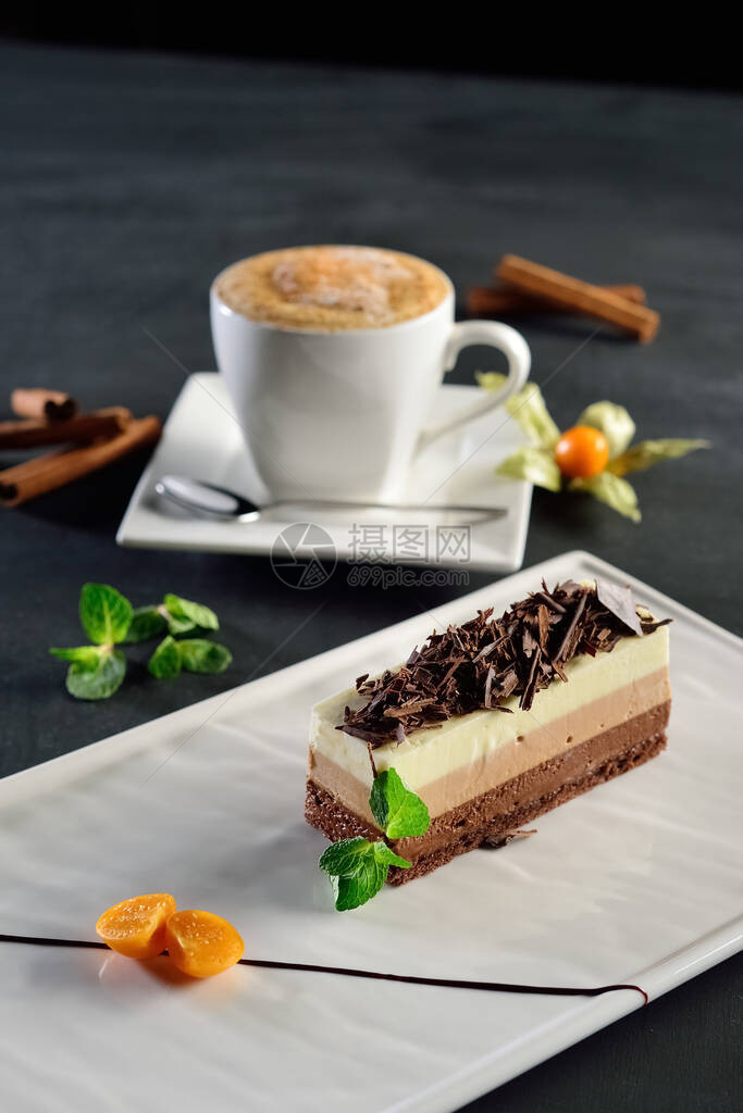 三个巧克力蛋糕一杯卡布奇诺咖啡餐厅菜单概图片