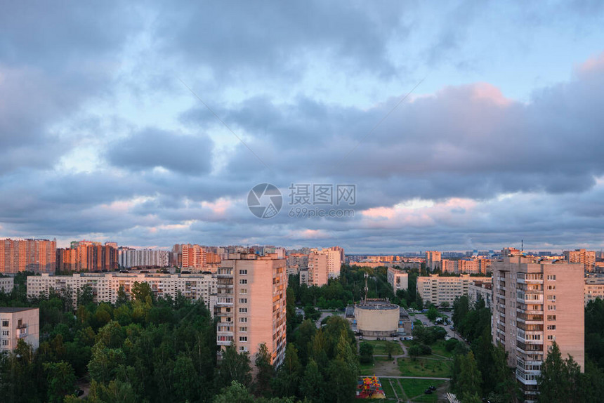 从俄罗斯日落时的一个高度开始城市宿舍区图片