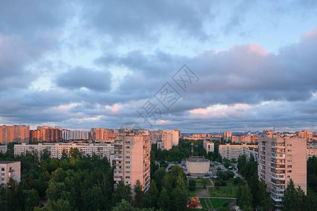 从俄罗斯日落时的一个高度开始城市宿舍区图片