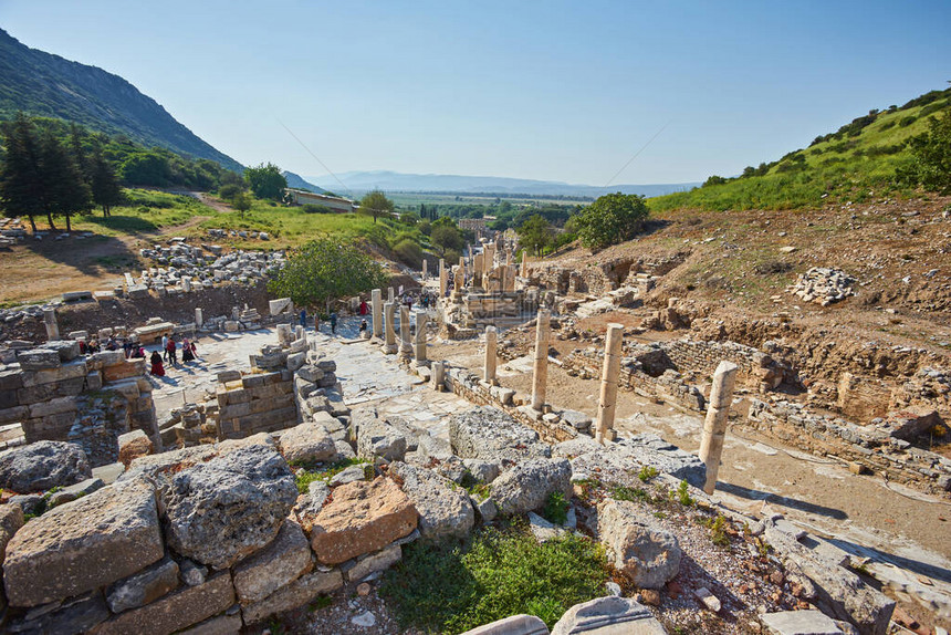 有柱子通往古希腊城市以弗所的塞尔苏斯图书馆图片