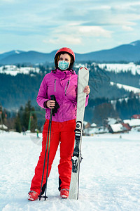 2021年喀尔巴阡山脉背景下一名妇女滑雪式医图片