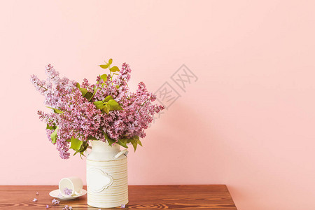 彩色背景下桌子上美丽的丁香花图片