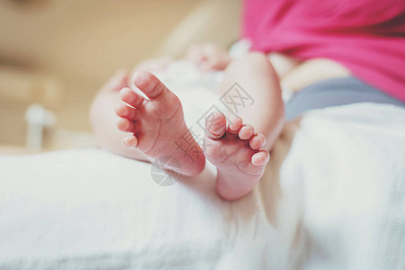 刚出生的婴儿脚的特写图片