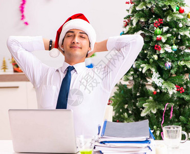 雇员商人在办公室庆祝圣诞图片