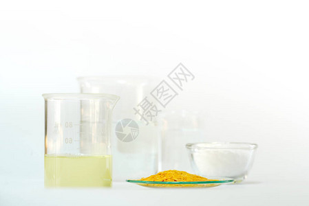 白色实验室桌上的化妆品化学成分聚合氯化铝巴西棕榈蜡片sp200氯化镍液体背景