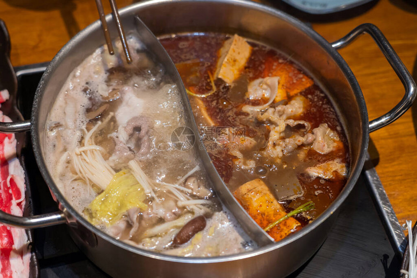 特制组合锅煮热汤一种辣味图片
