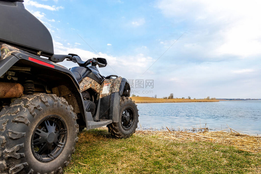 ATVawdquidbike摩托小艇在湖边或河塘海岸附近看到图片