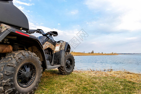 ATVawdquidbike摩托小艇在湖边或河塘海岸附近看到背景图片