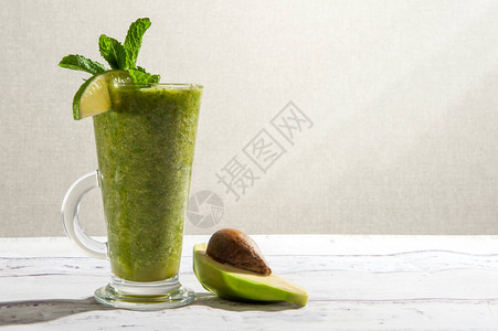绿色沙拉大菜黄瓜鳄梨薄荷长清晰玻璃中的石灰等健康图片