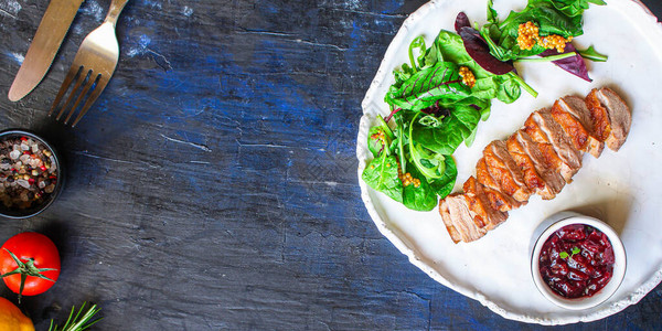鸭奶片沙拉菜单概念食物背景Keto或苍白饮食背景图片