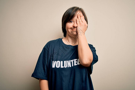 身穿社会关怀慈善T恤的年轻综合症志愿者妇女图片