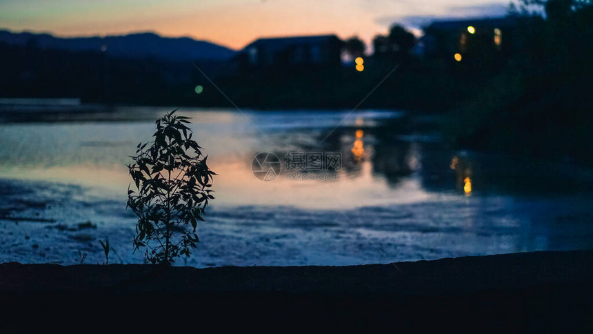 广东英德等村湖上美丽的日落图片