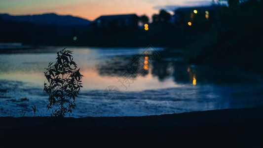 广东英德等村湖上美丽的日落图片