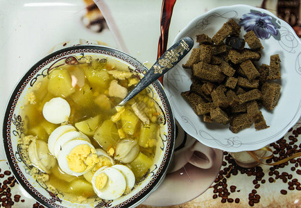 酸汤由黑麦面粉和炒饭上鸡图片