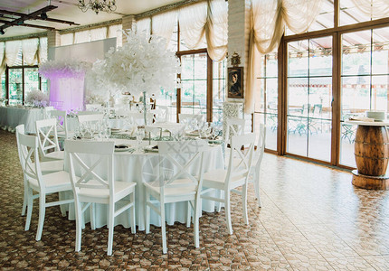 盛装花饰和蜡烛的漂亮婚桌布置室内婚礼仪式结婚背景图片