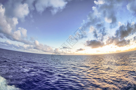 从游轮阳台对海洋日落的令人惊图片