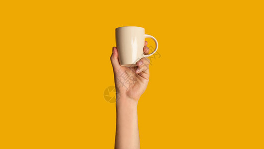 喝咖啡时间关闭千百年来拿着杯子和热饮杯子的家伙在橙色图片