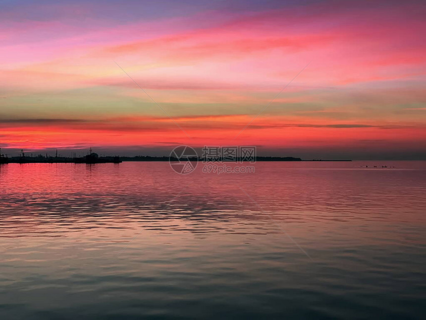 海边的粉色日落夜晚图片