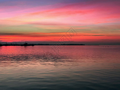 海边的粉色日落夜晚图片