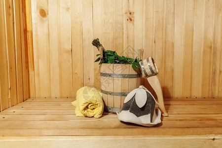 室内细节芬兰桑拿蒸汽房配有传统桑拿配件盆桦木扫帚勺毡帽毛巾传统的老俄罗斯澡堂SPA概念放背景