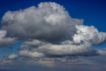 在蓝天的云彩美丽的鸟瞰图图片