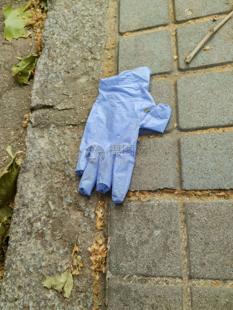 危险手套留在马德里的一条街上被一个坏邻居扔了可能是Covi图片